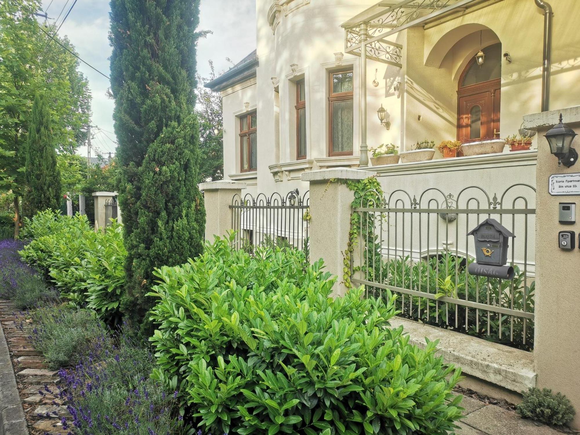 Kuria With Private Jacuzzi And Pool Apartmán Budapešť